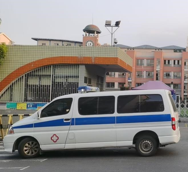 岑巩救护车出租护送骨折病人一公里多少钱